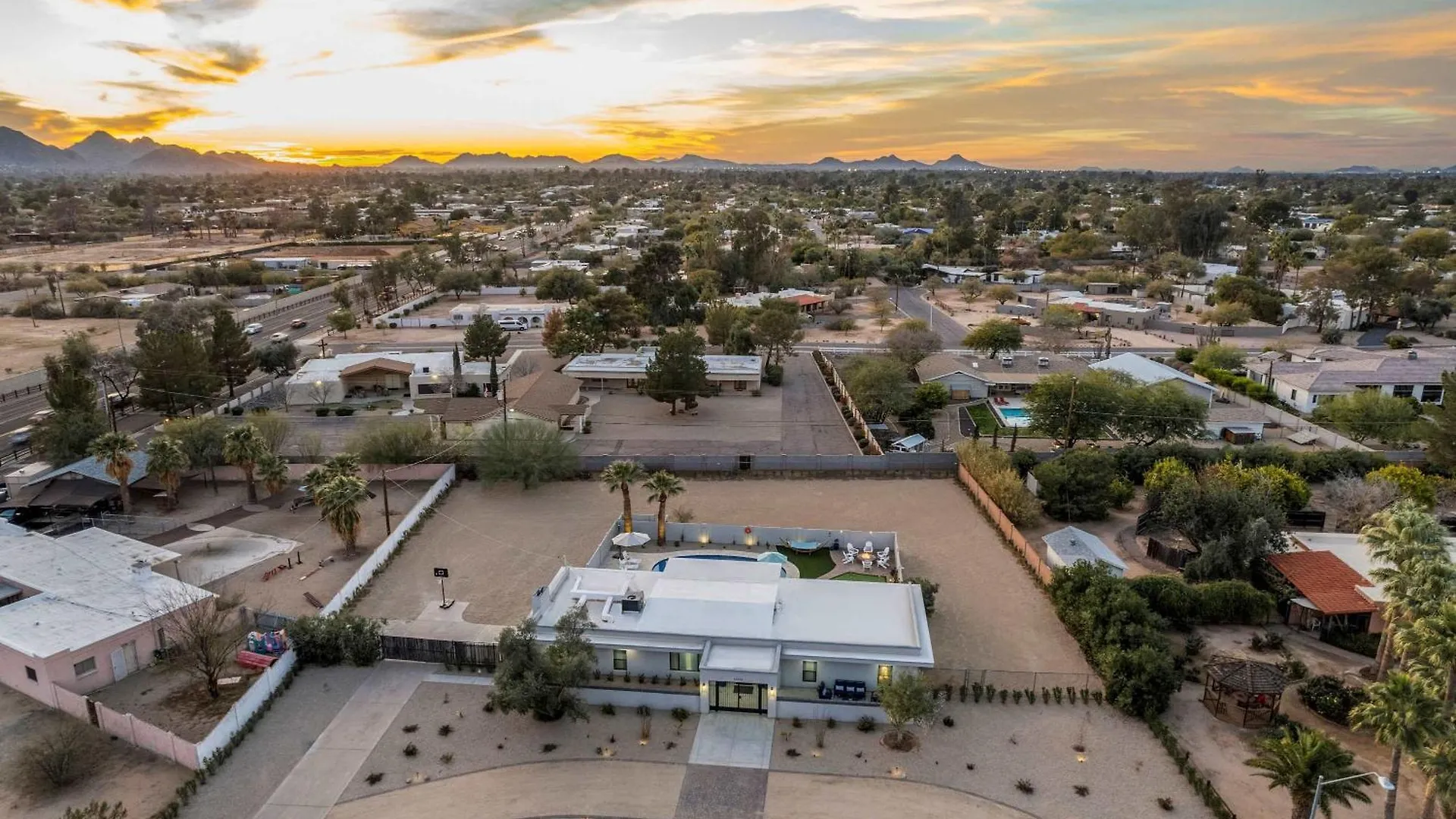 Holiday home Desert Willow - Pool Spa Pickleball Basketball Court Plus Firepit & Putting Green Scottsdale